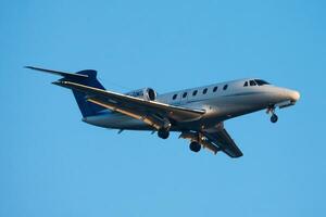 attività commerciale Jet passeggeri aereo a aeroporto. aziendale volo viaggio. aviazione e aereo. vip trasporto. azienda e società trasporto. volare e volare. foto