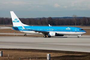 klm passeggeri aereo a aeroporto. programma volo viaggio. aviazione e aereo. aria trasporto. globale internazionale trasporto. volare e volare. foto