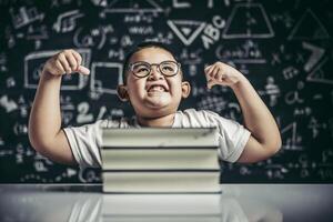 un ragazzo con gli occhiali seduto nello studio e con entrambe le braccia perpendicolari foto