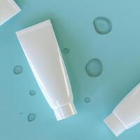 un tubo di compressione per l'applicazione di creme o cosmetici. foto