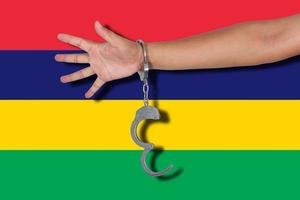 manette con mano sulla bandiera mauritius foto