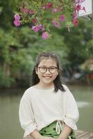 asiatico bambini trentadue denti sorridente viso con felicità all'aperto foto
