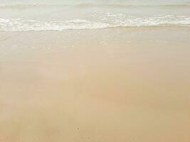 onda di mare spiaggia su sabbioso riva foto