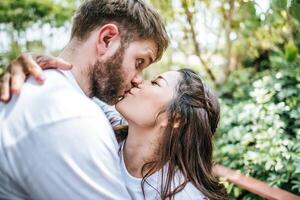 felice coppia sorridente diversità nel momento d'amore insieme foto