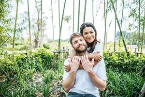 felice coppia sorridente diversità nel momento d'amore insieme foto