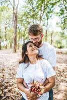 felice coppia sorridente diversità nel momento d'amore insieme foto