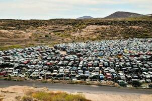 un' grande parcheggio lotto pieno di macchine foto