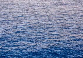 il oceano è blu e ha onde foto