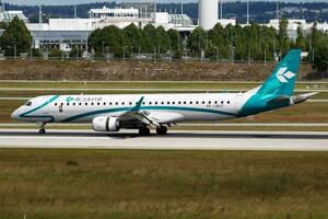 aria dolomiti Embraer erj-195 i-adj passeggeri aereo arrivo e atterraggio a Monaco aeroporto foto