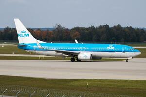 klm passeggeri aereo a aeroporto. programma volo viaggio. aviazione e aereo. aria trasporto. globale internazionale trasporto. volare e volare. foto