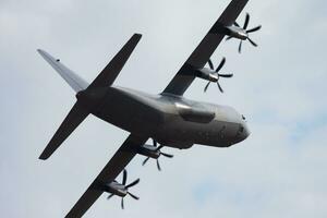 Senza titolo militare trasporto aereo a aria base. aeroporto e aeroporto. aria vigore e esercito volo operazione. aviazione e aereo. aria sollevare. militare industria. volare e volare. foto