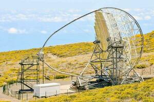 un antenna su superiore di un' collina foto