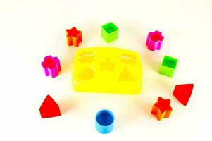 un' colorato plastica giocattolo con forme foto