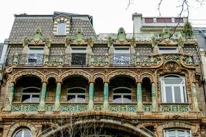 il edificio ha ornato balconi e finestre foto