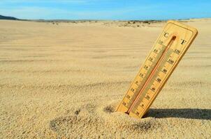 un' termometro nel il deserto foto