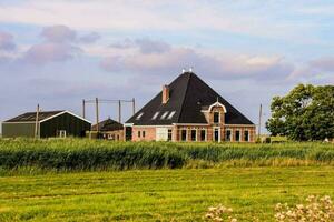 un' grande Casa nel il mezzo di un' campo foto