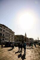 persone a piedi su il strade di Venezia foto