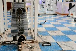 un' Palestra con pesi e macchine foto