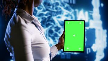 Admin nel dati centro con verde schermo tavoletta utilizzando artificiale intelligenza calcolo simulando umano cervello pensato processi. africano americano esperto Lavorando con ai macchina apprendimento algoritmi foto
