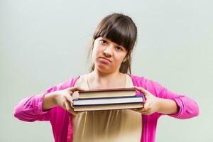 arrabbiato poco ragazza con libri foto