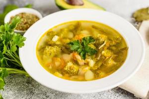 gustosa zuppa di verdure e spezie su uno sfondo di cemento grigio. può essere usato come sfondo foto