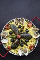 pesce misto e paella di riso famoso pasto spagnolo tradizionale portoghese foto