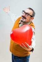 allegro nerd uomo è dando per il suo fidanzata cuore forma Palloncino foto