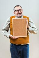 nerd uomo d'affari è mostrando vuoto sughero tavola foto