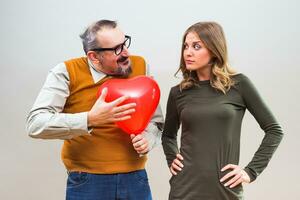 nerd uomo è incerto nel il suo fidanzata amore foto