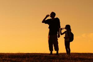 padre e figlia escursionisti potabile acqua foto