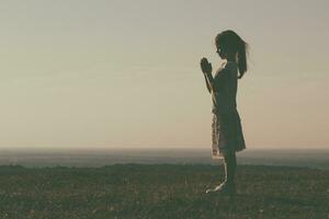 poco ragazza Meditare foto