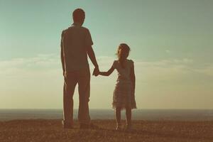 contento padre e figlia Tenere mani foto