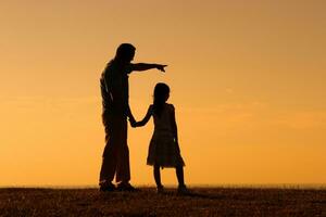 contento padre e figlia la spesa tempo nel natura foto