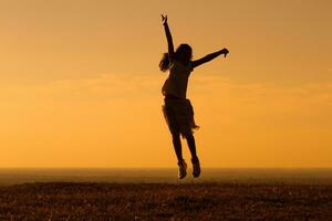 contento poco ragazza salto nel il natura foto