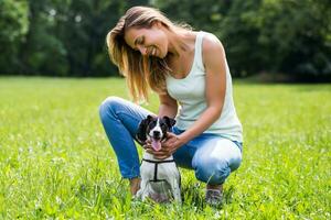 bellissimo donna gode la spesa tempo nel il natura con sua carino cane Jack russell terrier foto