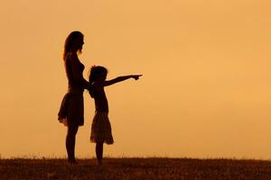 madre e figlia godere la spesa tempo insieme nel natura foto