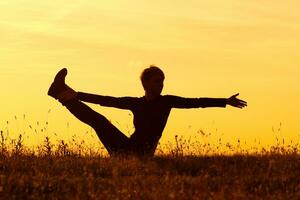 silhouette di donna fare yoga foto