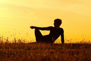 silhouette di donna godendo nel il natura foto