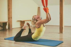 donna fare aereo yoga nel il fitness studio foto