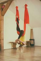 donna fare aereo yoga nel il fitness studio foto