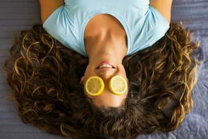 bellissimo donna è fare casa bellezza trattamento con Limone foto