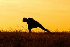 silhouette di donna fare yoga foto