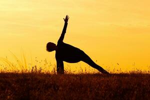 silhouette di donna fare yoga foto