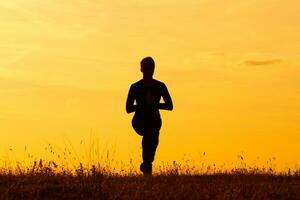 silhouette di donna fare yoga foto