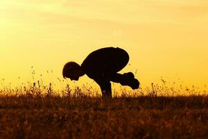 silhouette di donna fare yoga foto