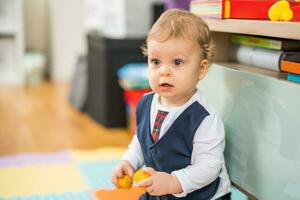 ritratto di carino poco bambino ragazzo giocando foto