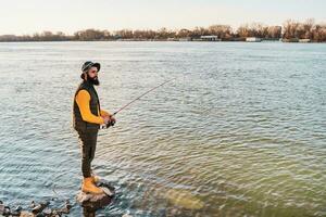 uomo gode pesca a il fiume foto