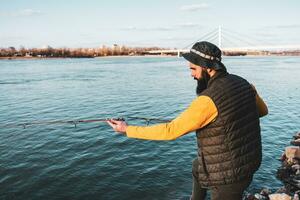 uomo gode pesca a il fiume foto