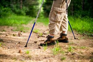 vicino su gambe di uomo escursioni a piedi nel il natura foto