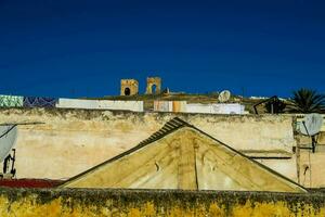 un' Visualizza di il tetto di un vecchio edificio con un' Chiesa su superiore foto